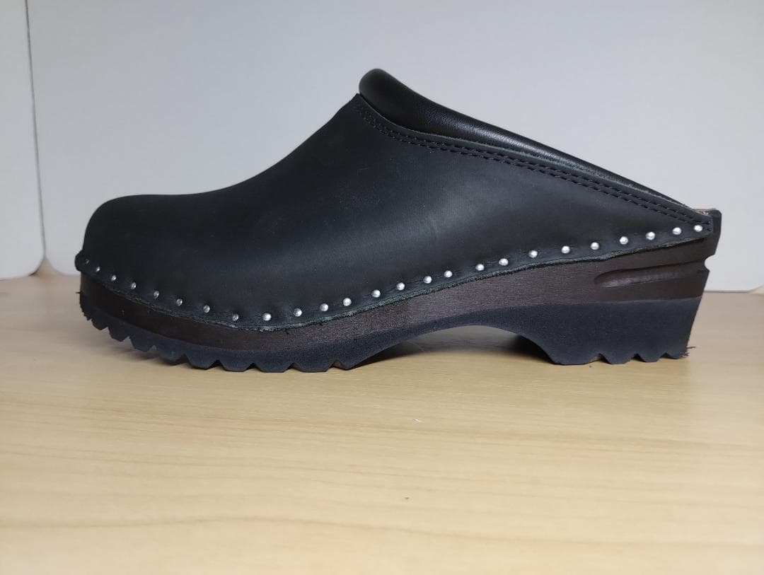 サボ トロエントープ TROENTORP 黒 レザー クロッグサンダル スタッズ