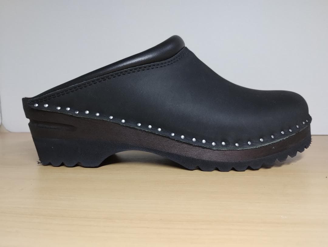 サボ トロエントープ TROENTORP 黒 レザー クロッグサンダル スタッズ