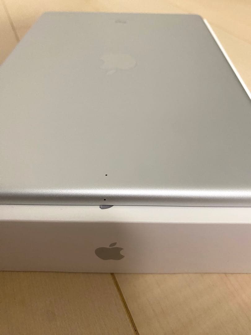 Apple iPad 第7世代 シルバー Wi-Fi 極美品 付属品未使用