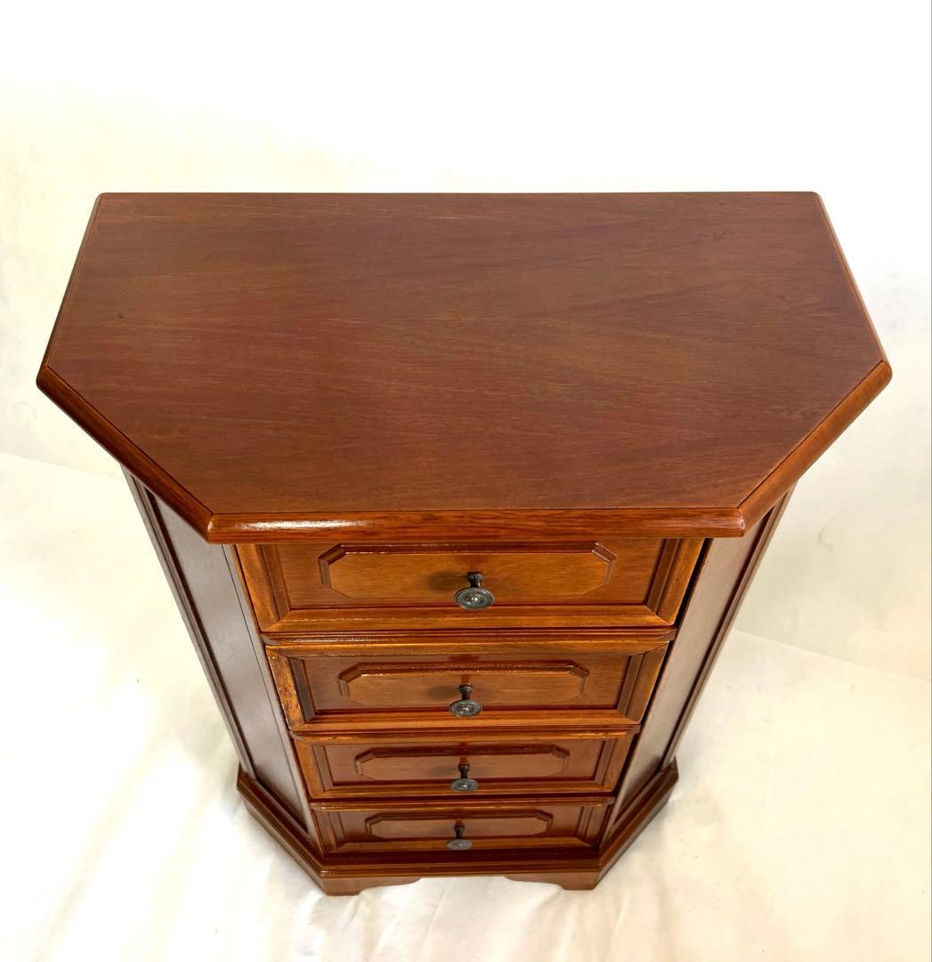 小ぶりなチェスト・イタリア　 横幅52cm・奥行29cm・高さ71cm