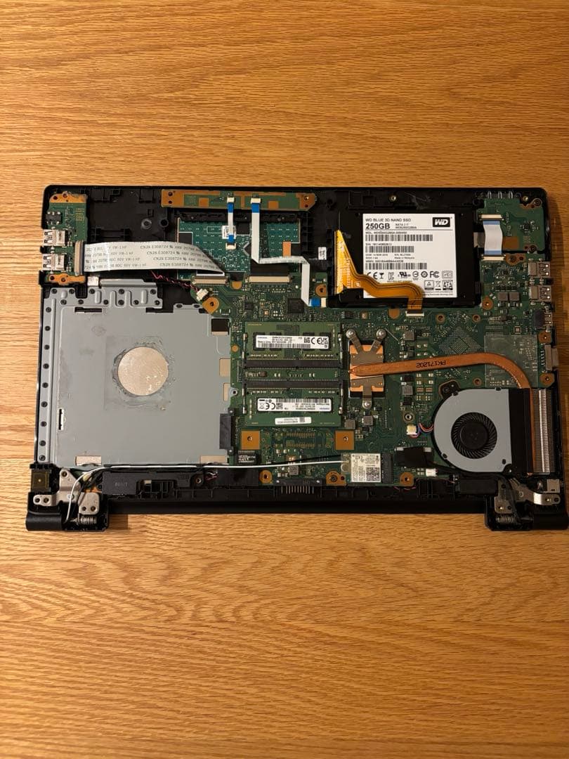 東芝　TOSHIBA Dynabook AE35/EB SSD換装　メモリ増量