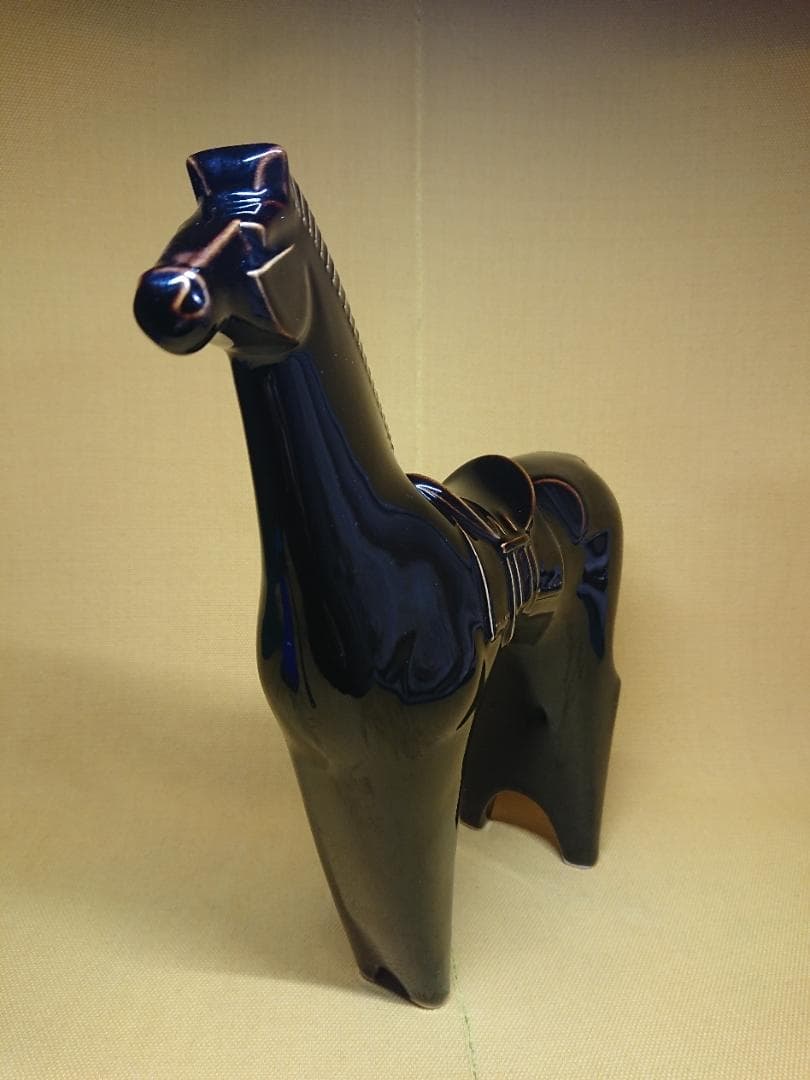 【美品】ウマ　馬　黒馬　陶器　置物　インテリア　工芸品　美術品　A1479