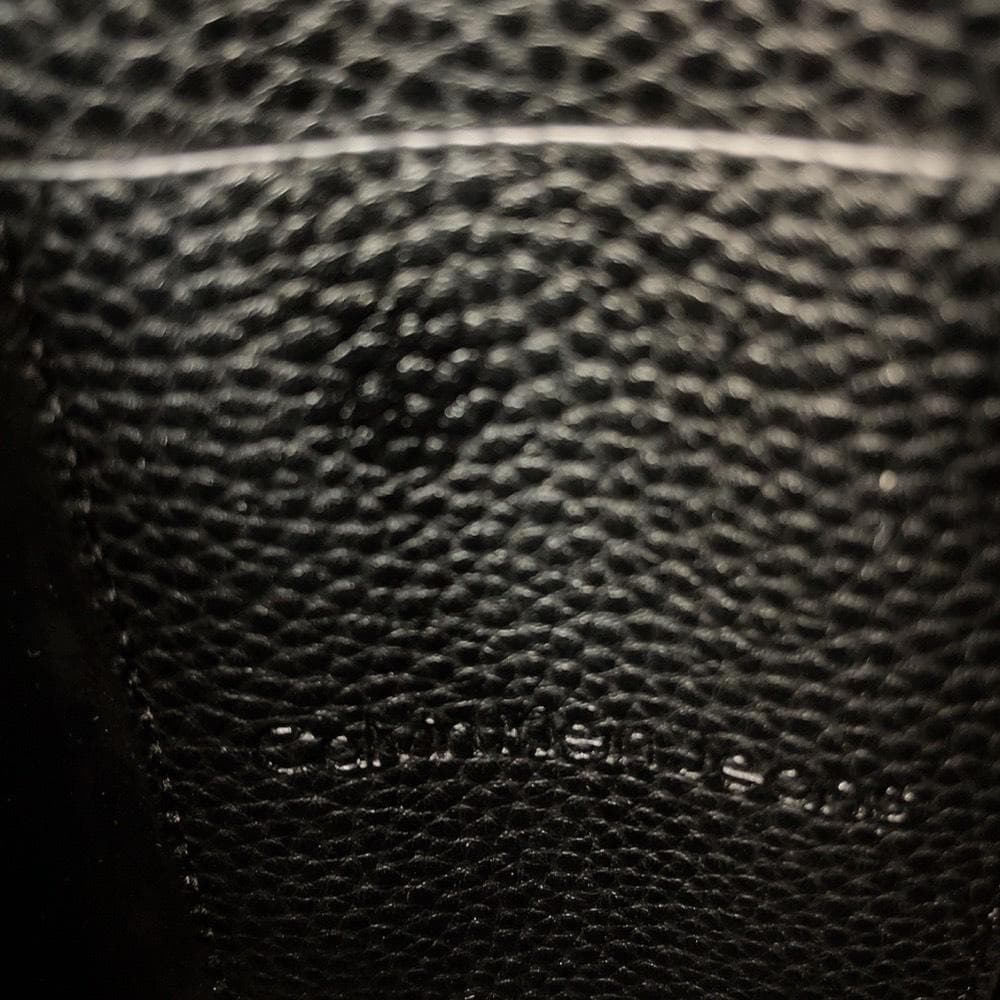 カルバンクライン ショルダーバッグ レザー 黒 ミニショルダー 縦型 スクエア