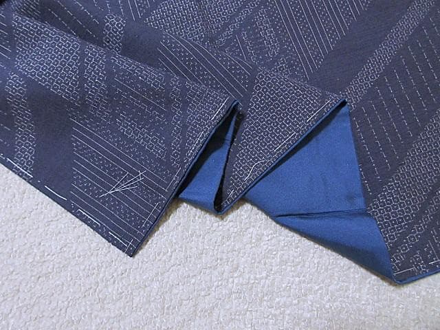 結城紬証明書：美品：亀甲絣と蚊絣：袷正絹：紺色着物：11号未使用:P26