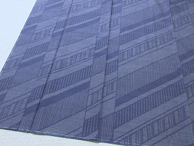 結城紬証明書：美品：亀甲絣と蚊絣：袷正絹：紺色着物：11号未使用:P26