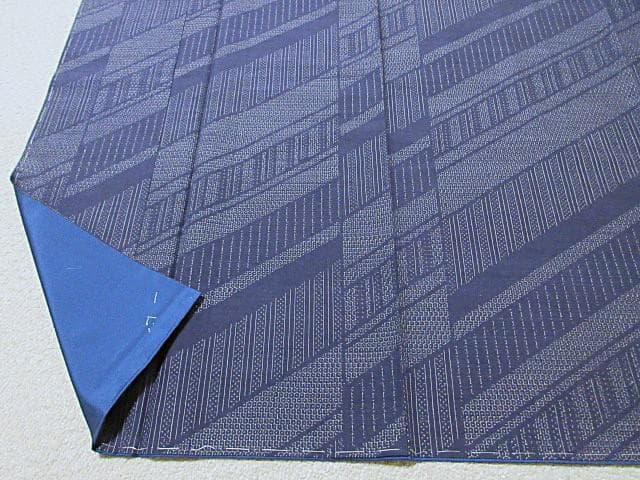 結城紬証明書：美品：亀甲絣と蚊絣：袷正絹：紺色着物：11号未使用:P26
