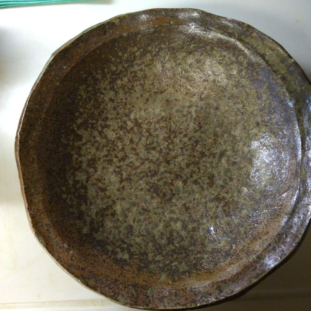 茶色と緑の波状エッジ皿