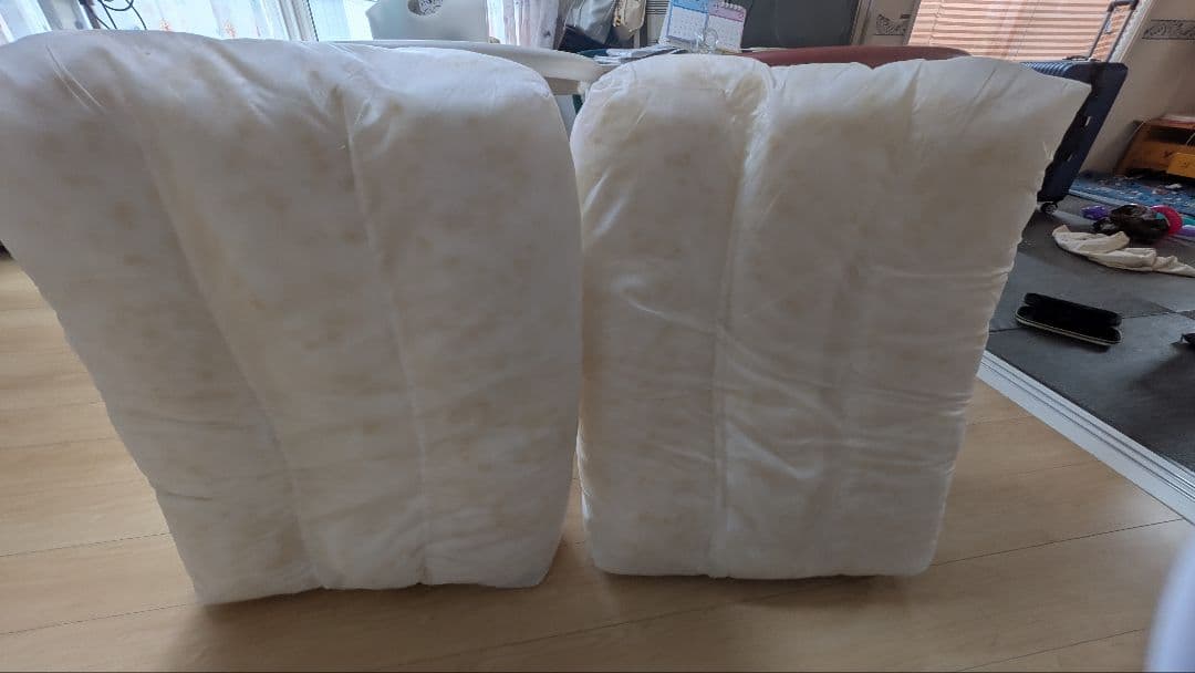 赤い3人掛けソファ