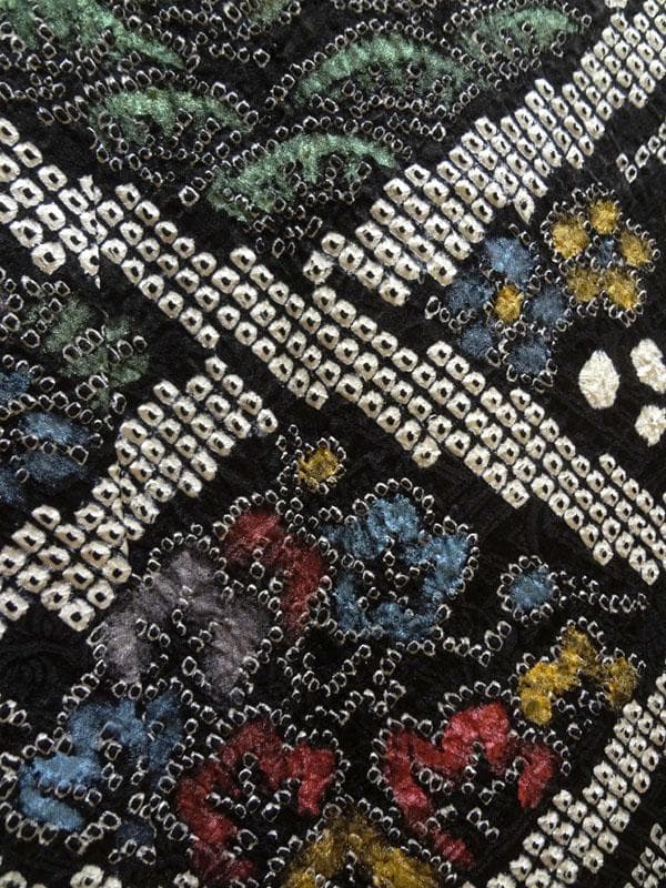 黒の総絞り　斜め格子に草花　付け下げ訪問着