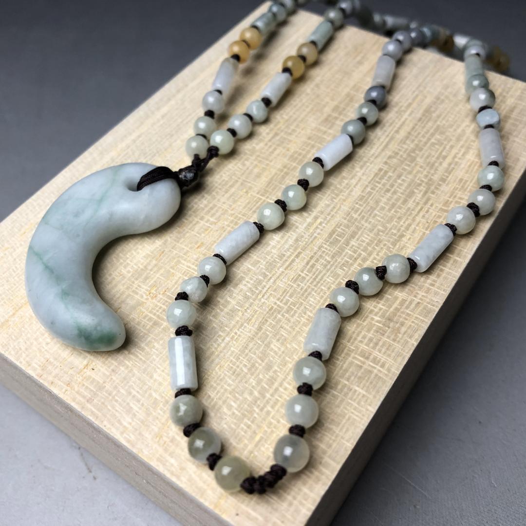 勾玉 翡翠　ヒスイ　糸魚川　翡翠　ペンダント　共箱