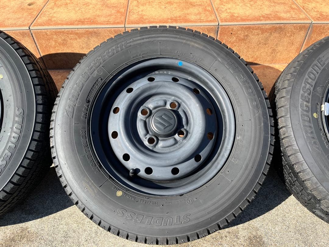 【ゆう】スタッドレスタイヤ(スズキ純正ホイール) 145/80R12