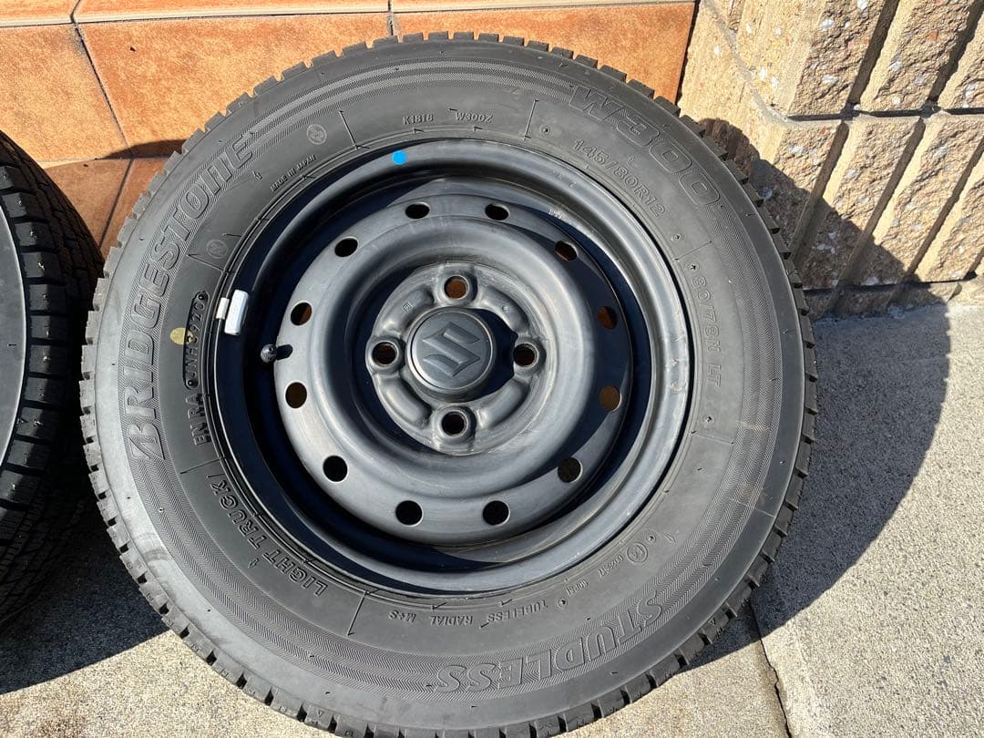 【ゆう】スタッドレスタイヤ(スズキ純正ホイール) 145/80R12