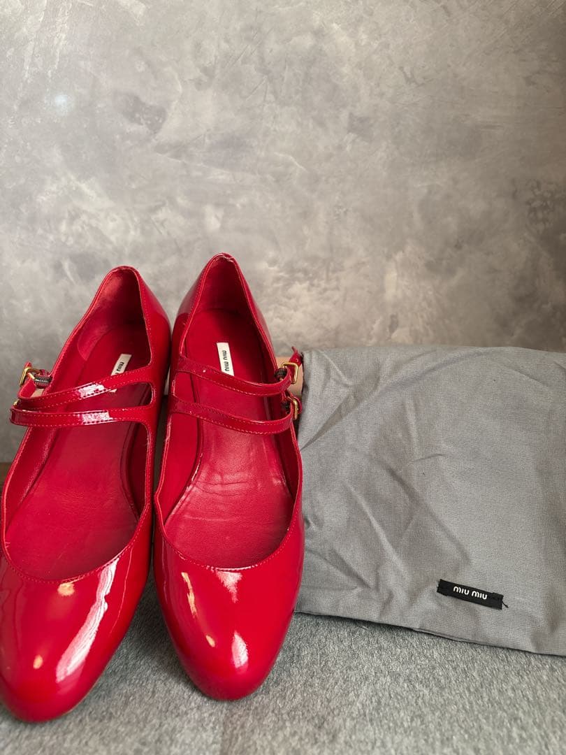 miu miu レッド フラットシューズ アンクルストラップ バレエ