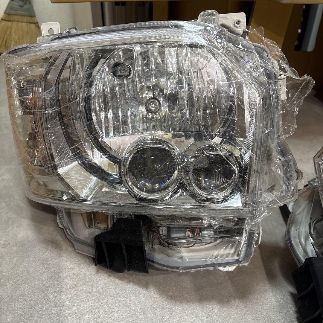 新品未使用 純正タイプ　ハイエースLEDヘッドライト 左右セット 社外品