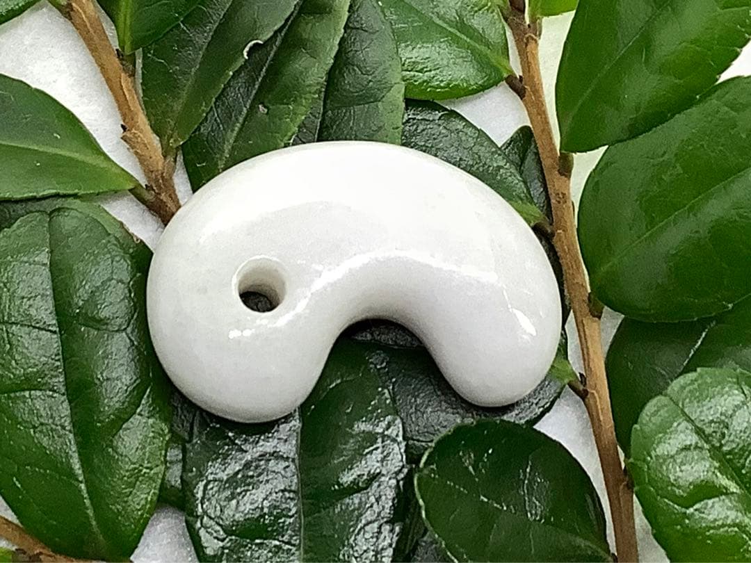 ⭕️お値段ご遠慮無く‼️　糸魚川翡翠勾玉の白翡翠お探しの方　卸しお値段にて　お早目に