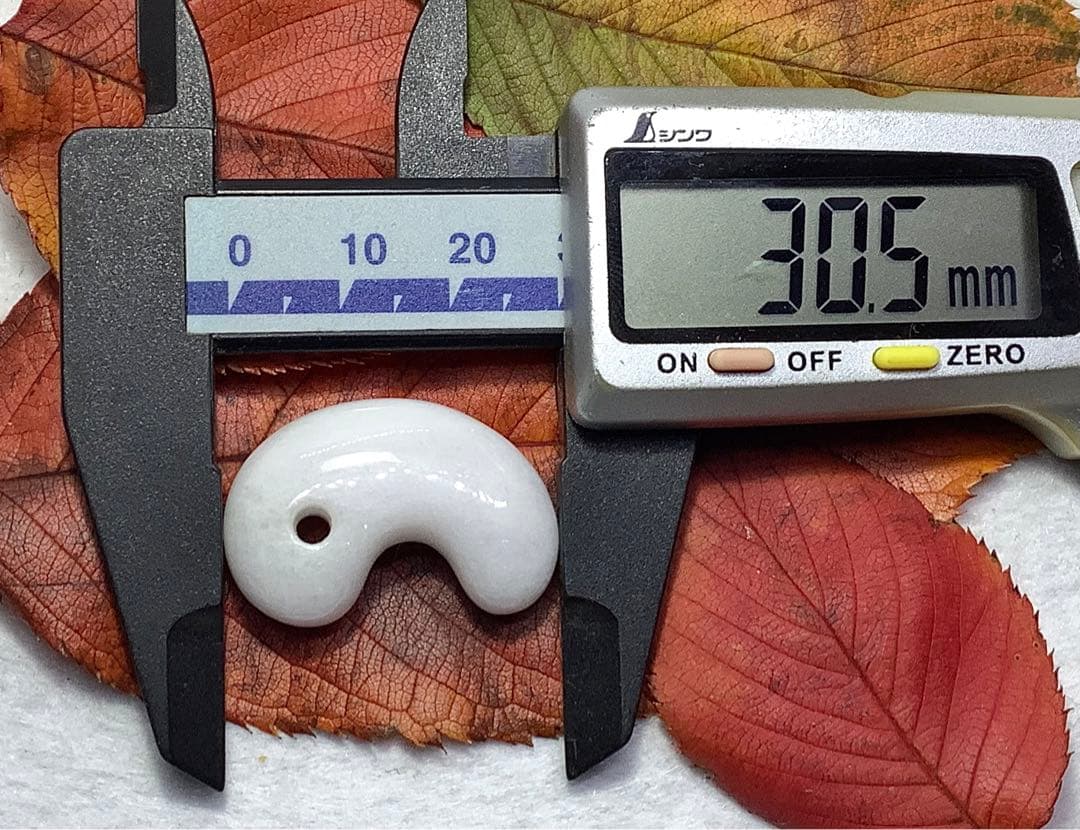 ⭕️お値段ご遠慮無く‼️　糸魚川翡翠勾玉の白翡翠お探しの方　卸しお値段にて　お早目に