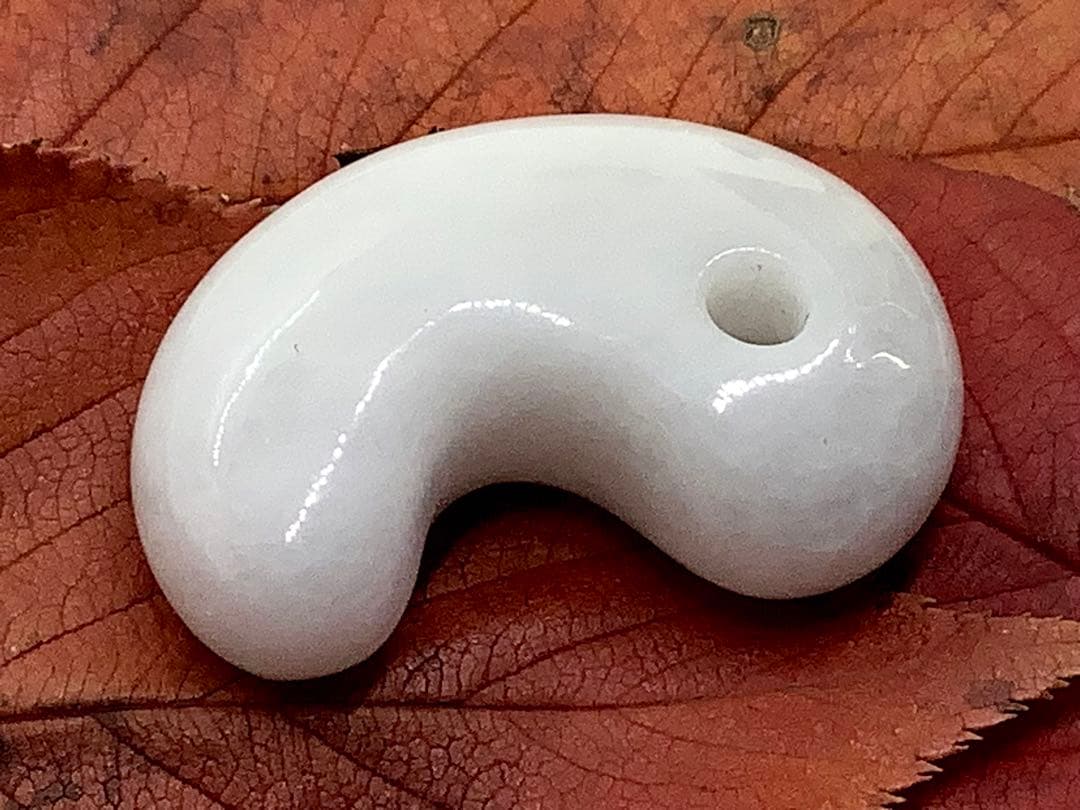 ⭕️お値段ご遠慮無く‼️　糸魚川翡翠勾玉の白翡翠お探しの方　卸しお値段にて　お早目に