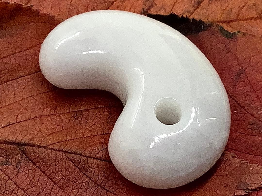 ⭕️お値段ご遠慮無く‼️　糸魚川翡翠勾玉の白翡翠お探しの方　卸しお値段にて　お早目に