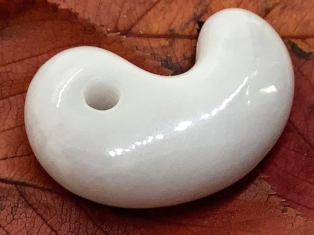 ⭕️お値段ご遠慮無く‼️　糸魚川翡翠勾玉の白翡翠お探しの方　卸しお値段にて　お早目に