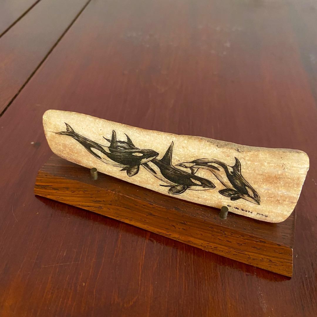 ケンタ、イヌイット民芸品、セイウチ牙の置物、シャチ図案