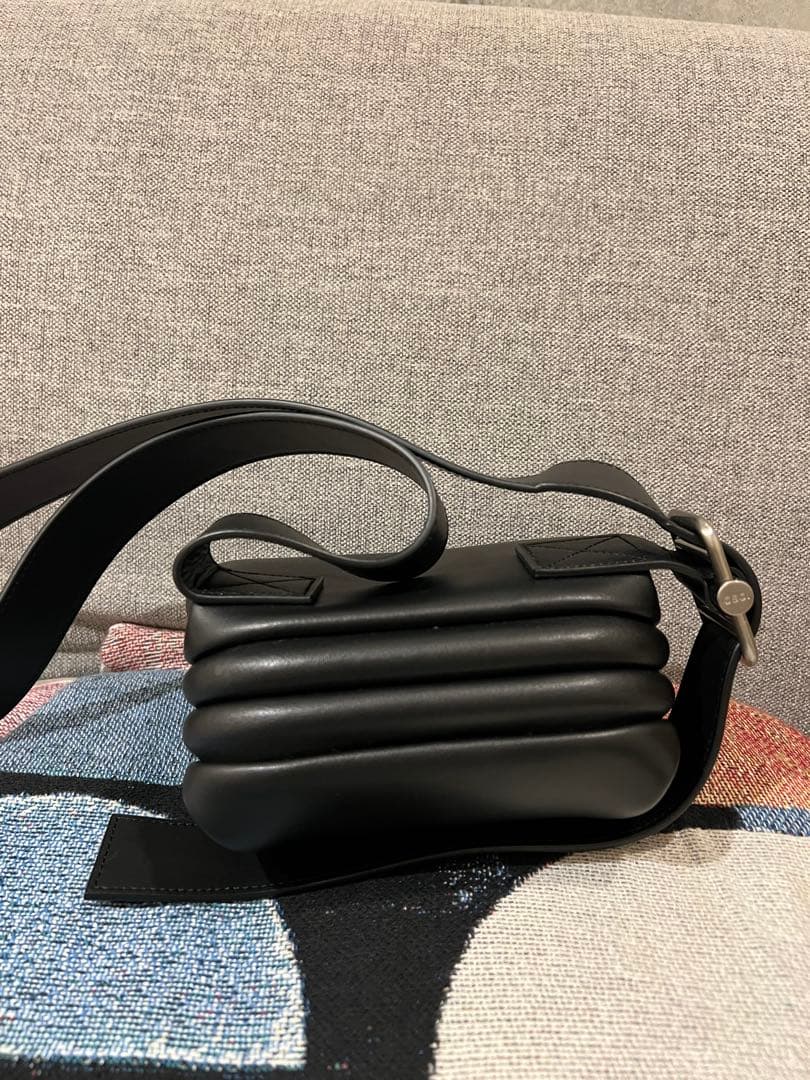 OSOI ブラック ショルダーバッグ クッションデザイン