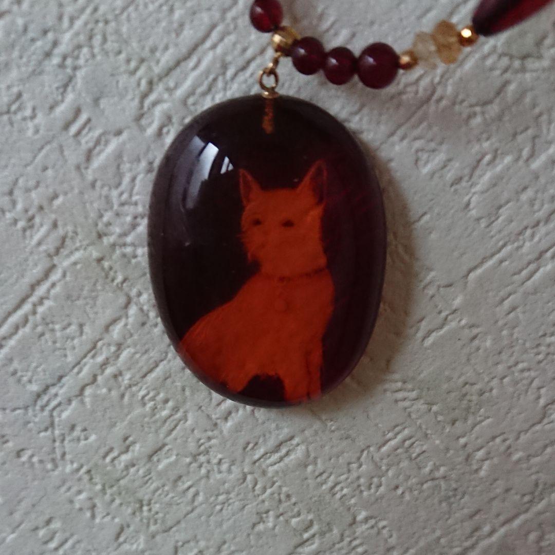 琥珀のネックレスに猫が描いている可愛いネックレス留め金はシルバー新品で非売品です