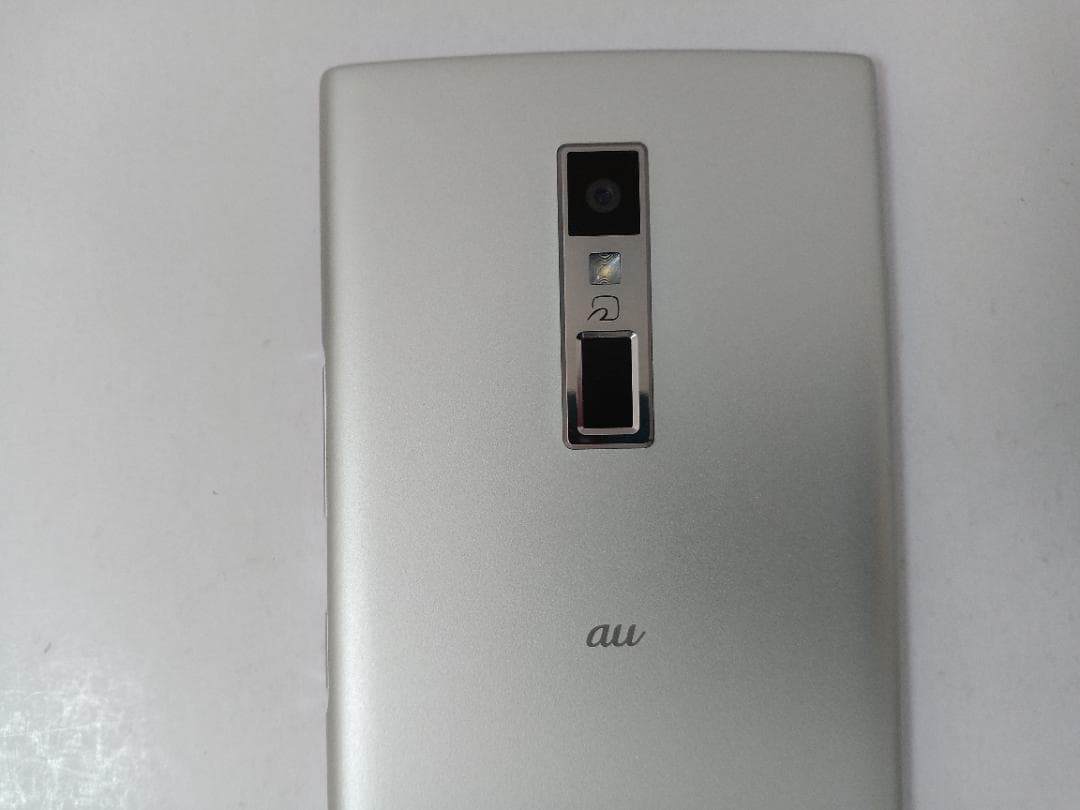 ☆ au URBANO V04 KYV45 プラチナシルバー