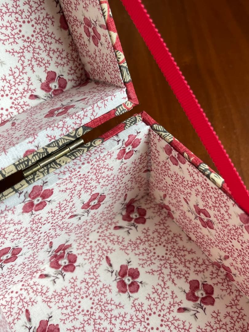 カルトナージュ裁縫箱(中)イギリス生地　アンティークレースとビーズ