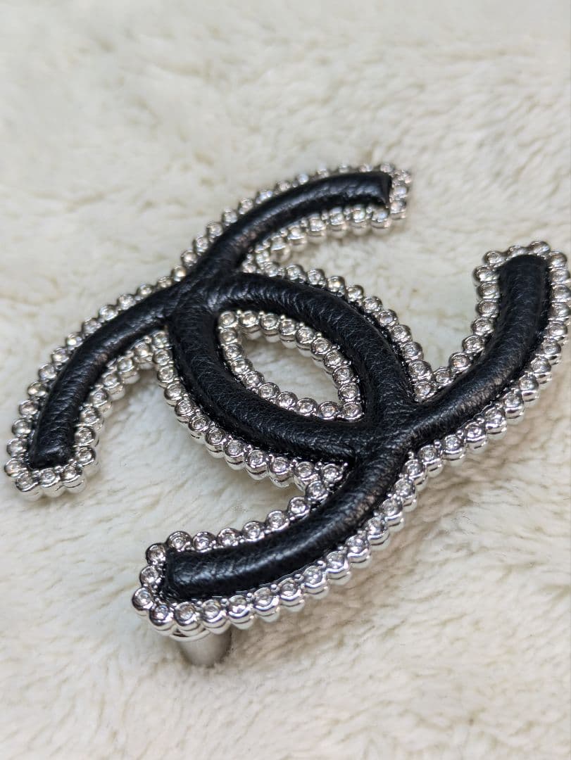 シャネル　ブローチ　レザー　ラインストーン　クリスタル　CHANEL　ココマーク