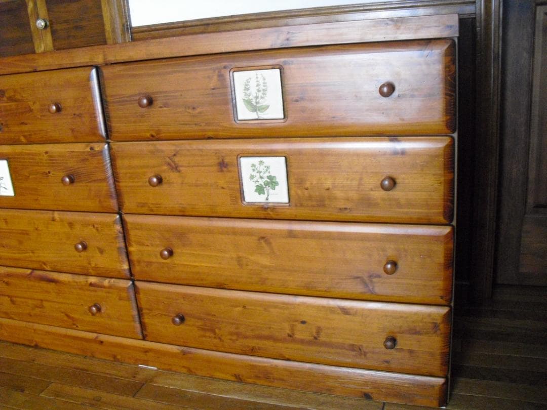 大型４段８杯チェスト☆綺麗な杢目・クラシカルな花タイル貼☆サイドボード・テレビ台