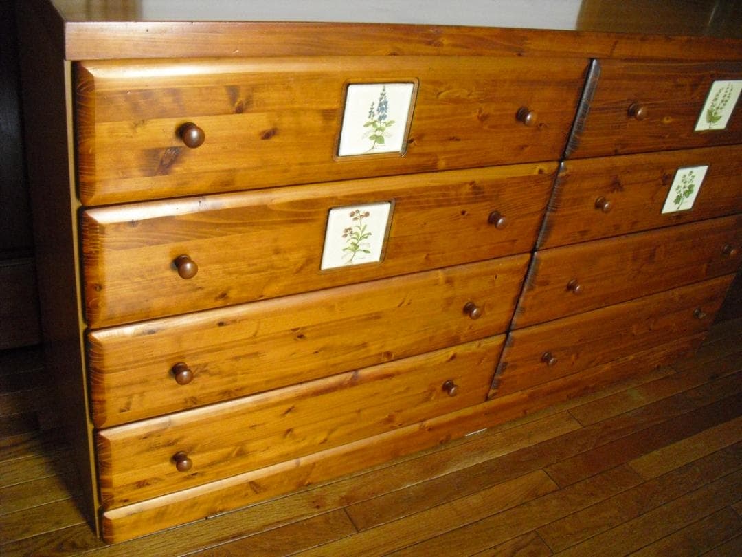 大型４段８杯チェスト☆綺麗な杢目・クラシカルな花タイル貼☆サイドボード・テレビ台