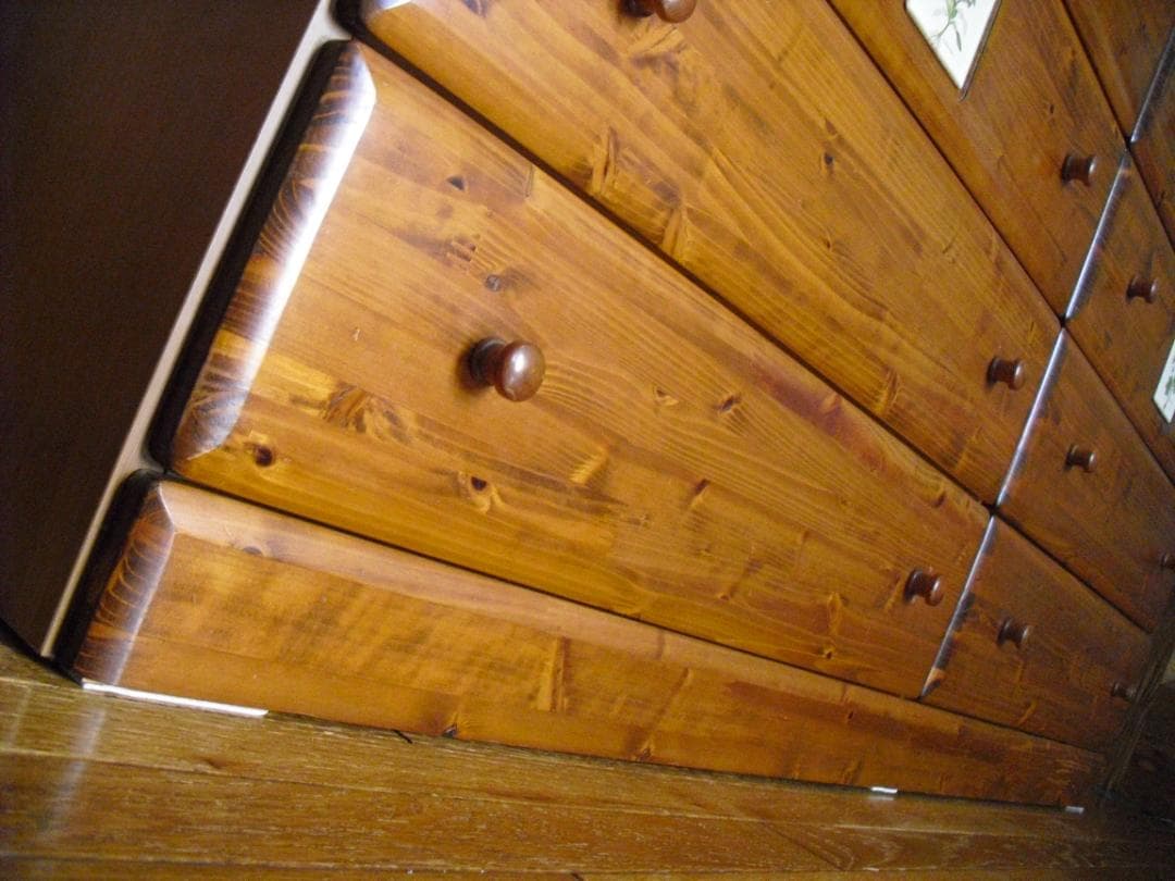 大型４段８杯チェスト☆綺麗な杢目・クラシカルな花タイル貼☆サイドボード・テレビ台