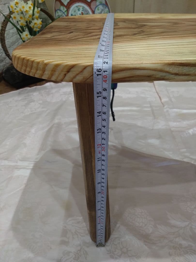 杉の板のローテーブル㉘　杉の自然木のローテーブル　杉の木目が大変綺麗❕脚は檜の木