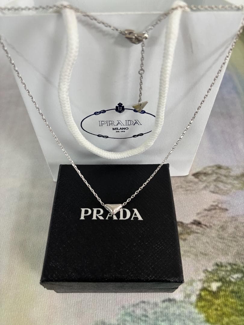 プラダ シルバー 三角形ネックレス
