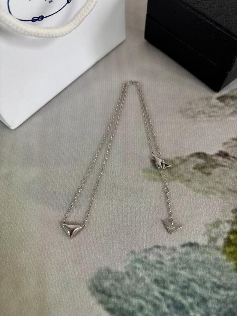 プラダ シルバー 三角形ネックレス