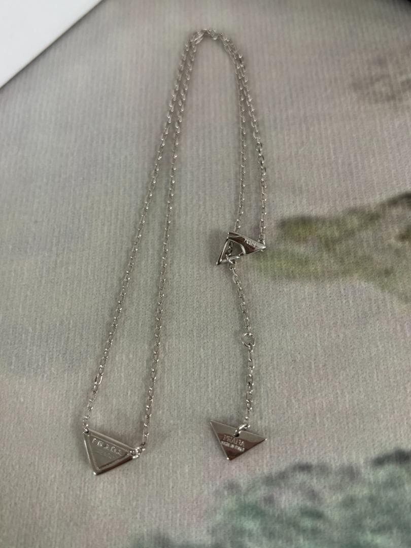 プラダ シルバー 三角形ネックレス
