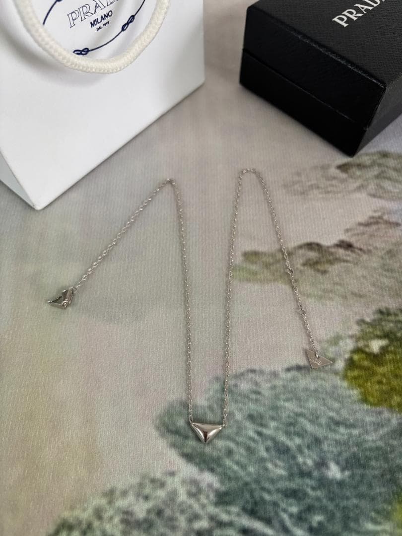 プラダ シルバー 三角形ネックレス