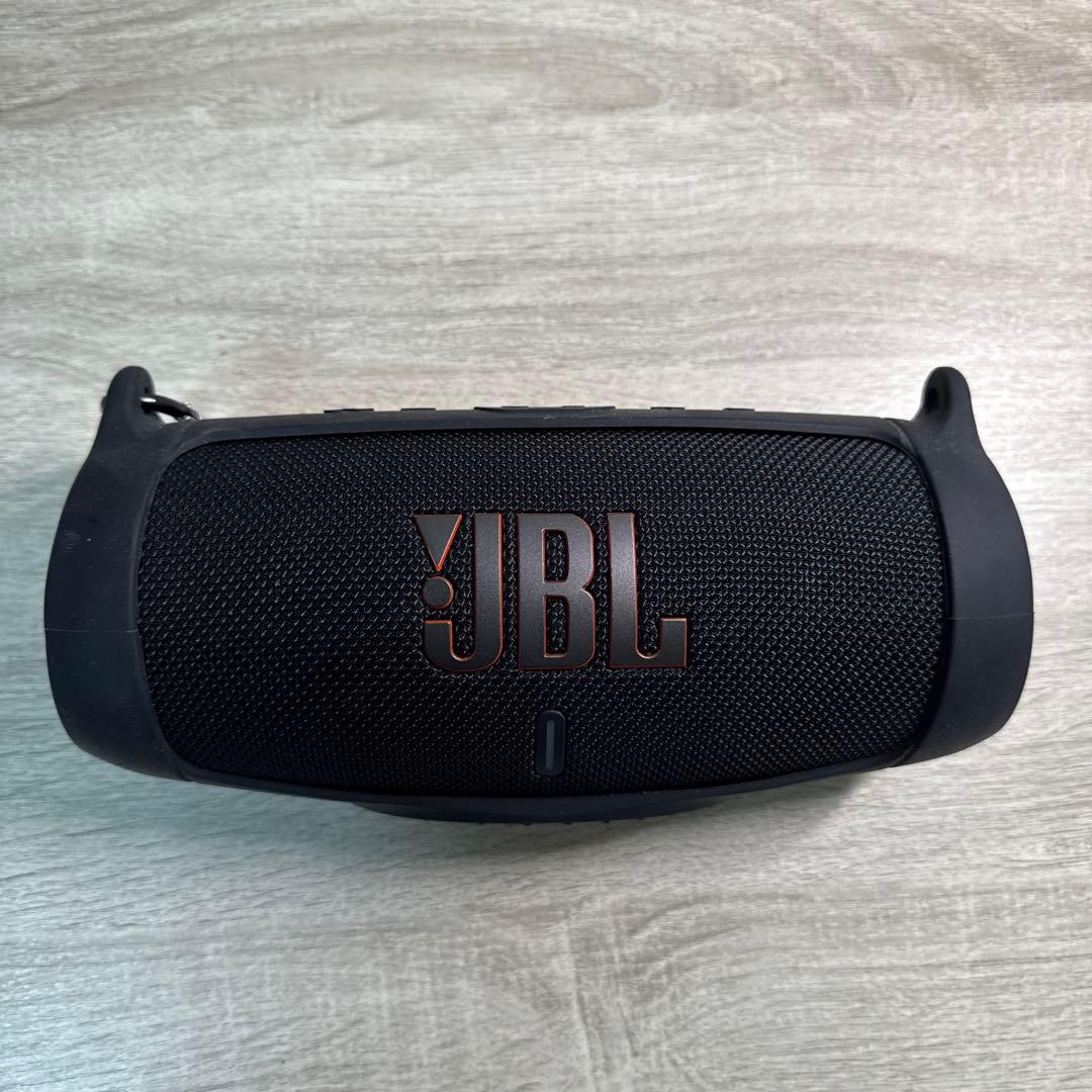 jbl charge5 ブラック　と　カバー