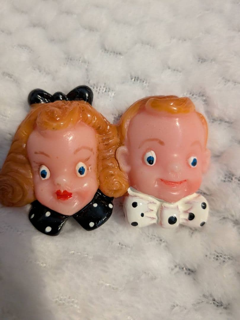 WEEKENDS 男の子と女の子のブローチ