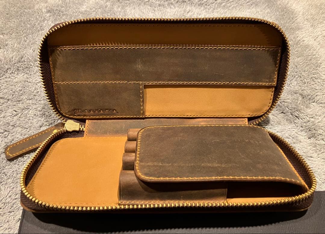 バハギア ラウンドジップペンケース クレイジーホース ダークブラウン