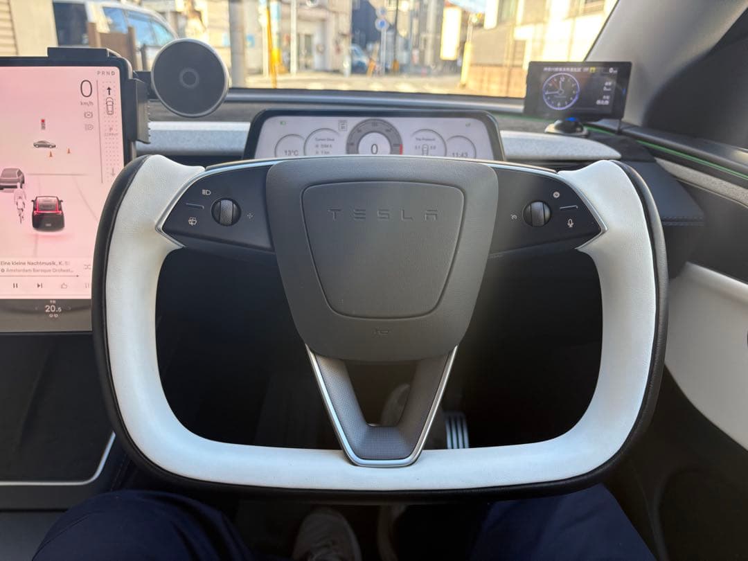 Tesla モデルyジュニパー用　ヨーク型ステアリング ホワイト/ブラック高級品