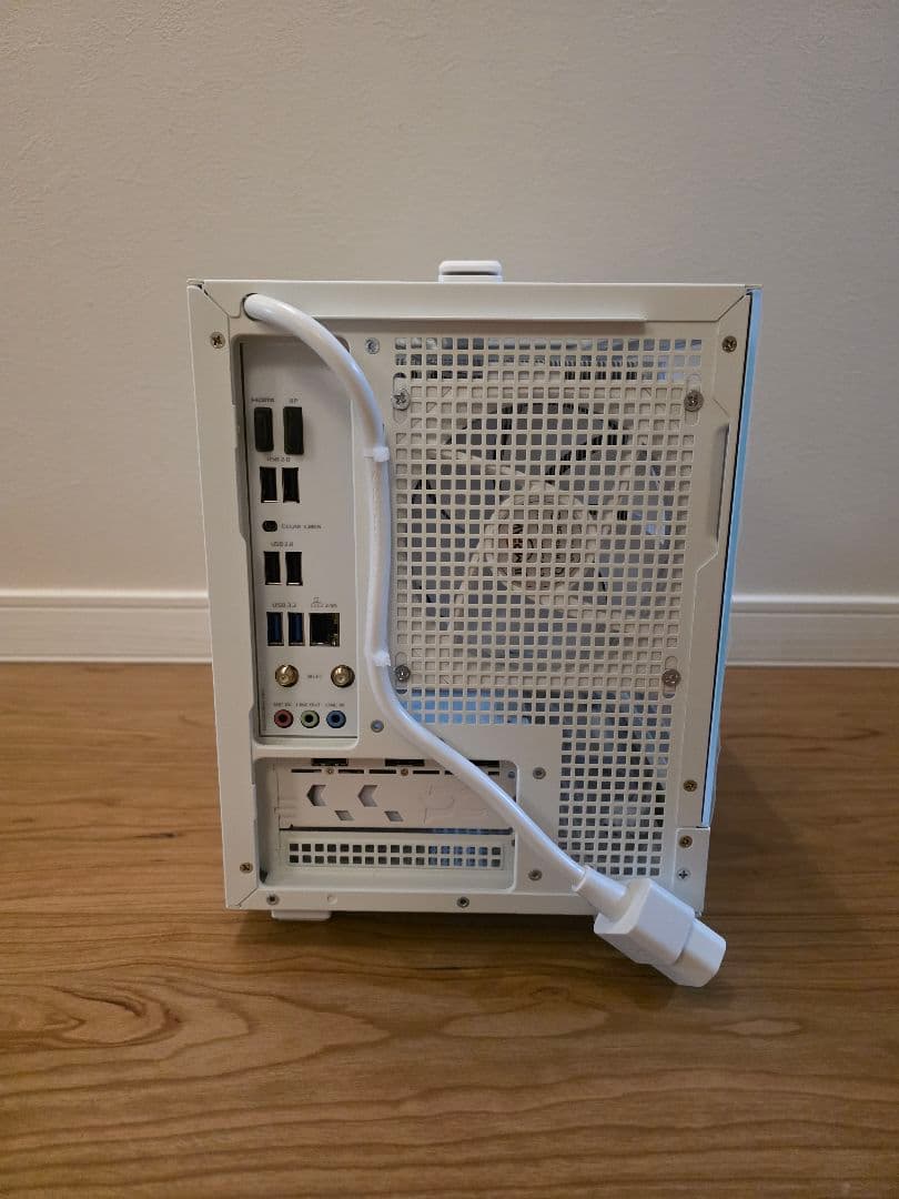 【白色小型ゲーミングPC】RX 9060 XT / ryzen7 7700