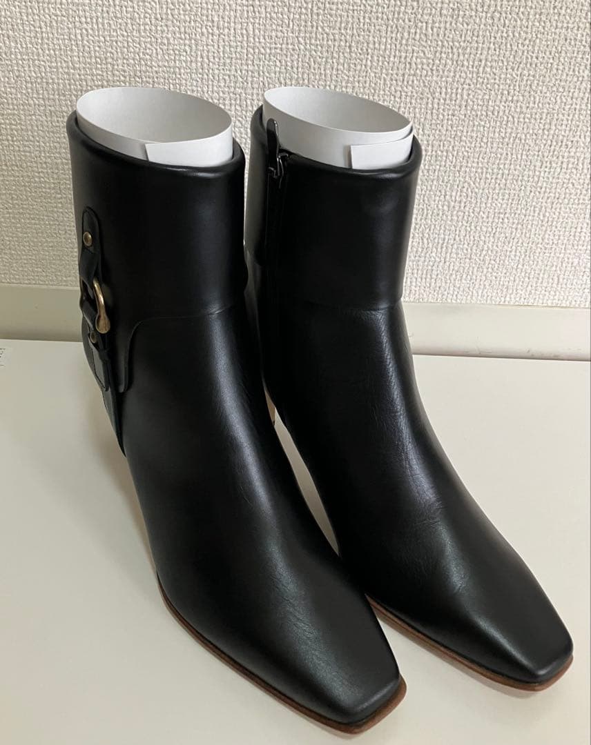 DIANA 黒レザーブーツ バックル付き