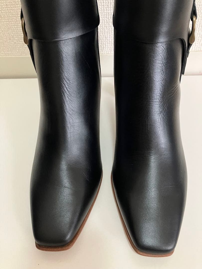 DIANA 黒レザーブーツ バックル付き