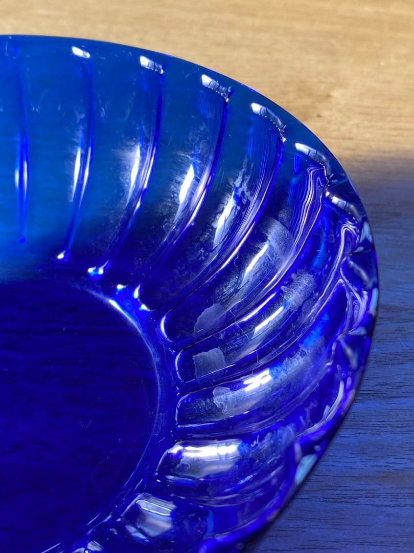 小澄正雄（Masao Kozumi）　型吹き硝子　花弁型瑠璃色bowl