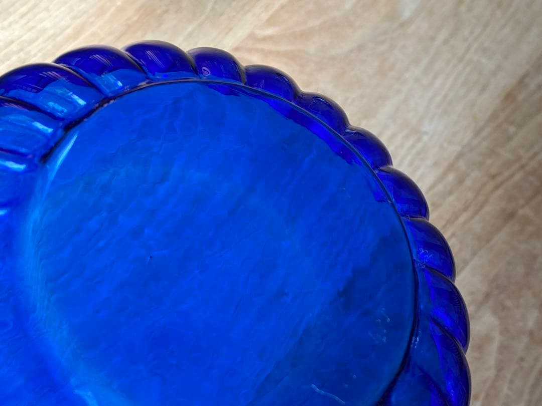 小澄正雄（Masao Kozumi）　型吹き硝子　花弁型瑠璃色bowl