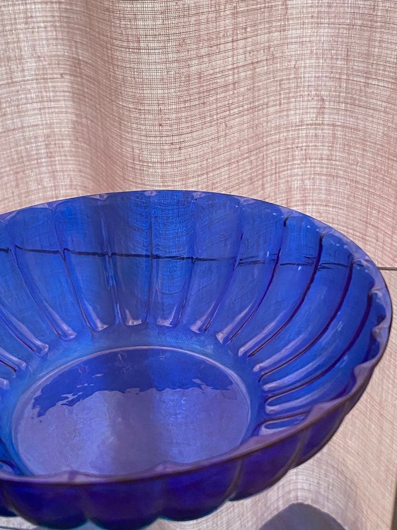 小澄正雄（Masao Kozumi）　型吹き硝子　花弁型瑠璃色bowl