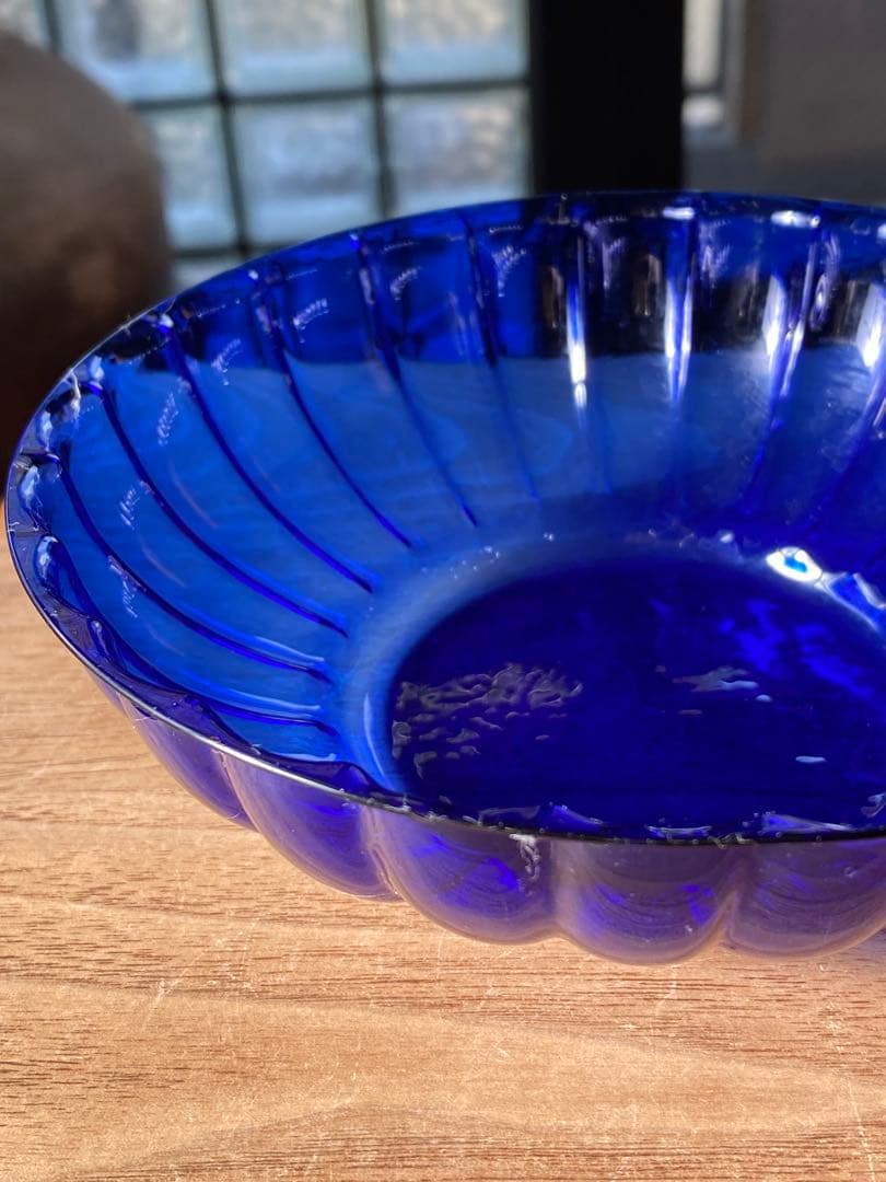 小澄正雄（Masao Kozumi）　型吹き硝子　花弁型瑠璃色bowl