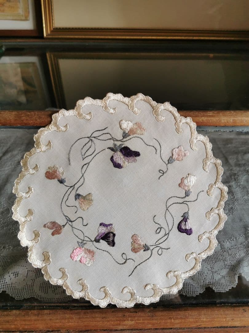 アンティーク ソサイエティシルク手刺繍 スィートピー 菫 スカラップドイリー