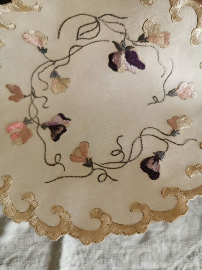 アンティーク ソサイエティシルク手刺繍 スィートピー 菫 スカラップドイリー